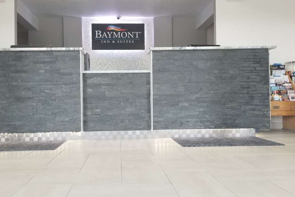Отель Baymont By Wyndham Des Moines North Интерьер фото